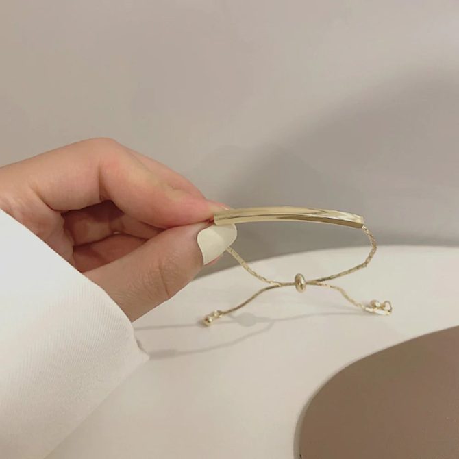 Womens Knot Style Bracelet With A Bar - Image 4