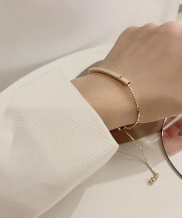 Womens Knot Style Bracelet With A Bar