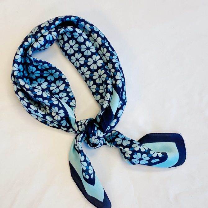 Four Petal Clover Scarf - Image 8