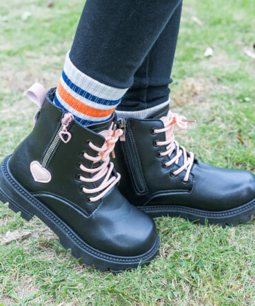 A cute pair of padded girls' boots, lightweight, non-slip, with a side zipper for easy on and off, warm and cozy