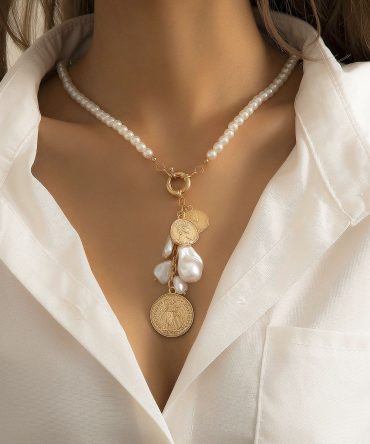 Vintage Portrait Pendant For Women Elegant Fashion Irregular Pearl Fringe Necklace 1 Piece